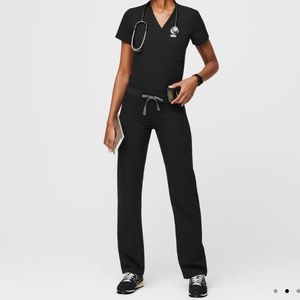 Black figs scrubs set; basic pants, basic 1 pocket top